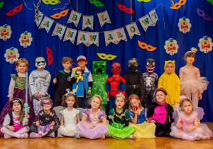 Dzieci z grupy trzeciej pozują do wspólnego zdjęcia