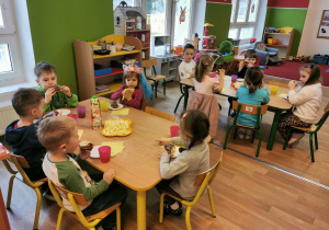 Dzieci jedzą pączki