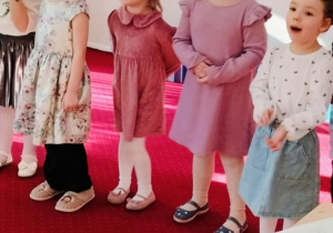 Dzieci śpiewają piosenkę dla dziadków