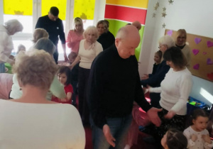 Dzieci tańczą z dziadkami