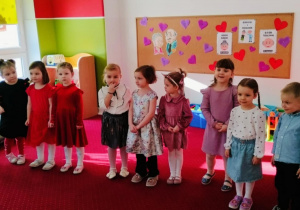 Dzieci czekają na rozpoczęcie występu