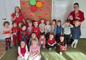 Dzieci i panie pozują do zdjęcia z walentynkami, które otrzymały