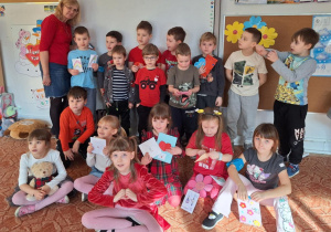 Dzieci i panie pozują do zdjęcia z walentynkami, które otrzymały