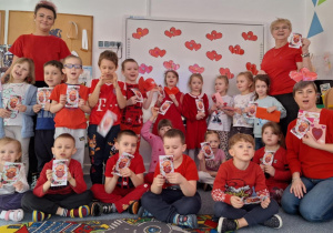 Dzieci i panie pozują do zdjęcia z walentynkami, które otrzymały