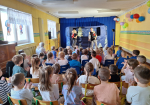 Dzieci oglądają teatrzyk