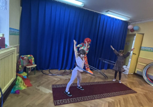 Dwie dziewczynko kręcą hula-hop