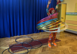 Pani kręci dużą ilością hula- hop