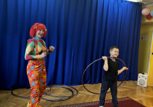 Pani w kolorowym stroju i chłopiec z hula-hop