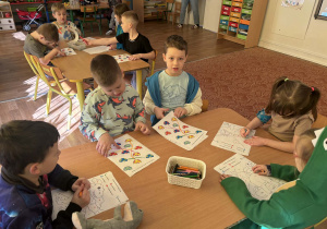 Dzieci wypełniają karty pracy