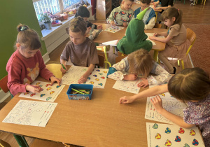 Dzieci wypełniają karty pracy