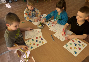 Dzieci wypełniają karty pracy