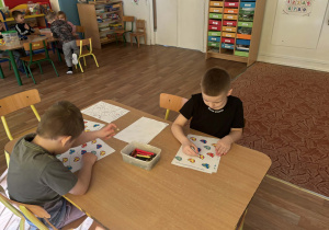 Dzieci wypełniają karty pracy