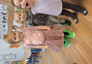 Dziewczynka prezentuje "dinozaurowe buty" wykonane z pudełek