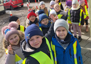 Dzieci ustawione w pary idą do biblioteki