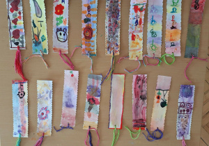 Wystawa zakładek do książek zrobionych przez dzieci