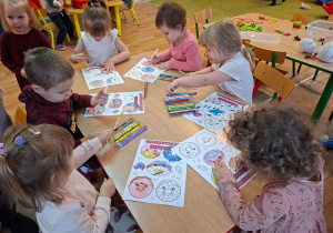 Dzieci kolorują malowanki z pączkami
