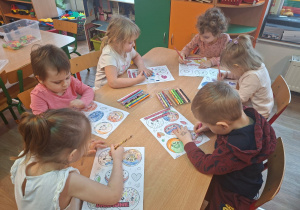 Dzieci kolorują malowanki z pączkami