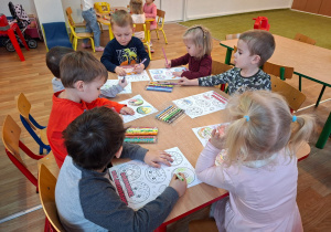 Dzieci kolorują malowanki z pączkami