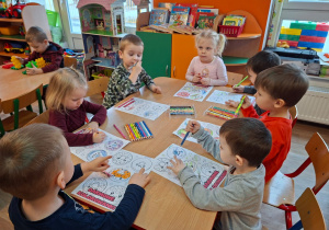 Dzieci kolorują malowanki z pączkami