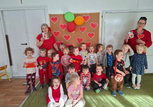 Dzieci razem z nauczycielkami pozują do zdjęcia