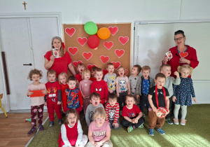 Dzieci razem z nauczycielkami pozują do zdjęcia