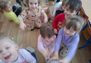 Dzieci naśladują koty