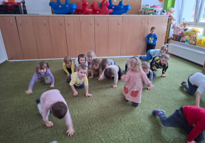 Dzieci naśladują koty