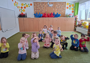 Dzieci naśladują koty