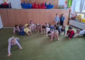 Dzieci naśladują koty