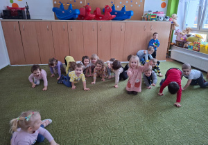 Dzieci naśladują koty