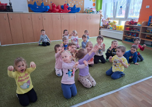 Dzieci naśladują koty