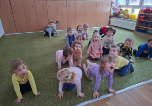 Dzieci naśladują koty