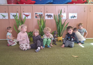 Dzieci bawią się w parku jurajskim