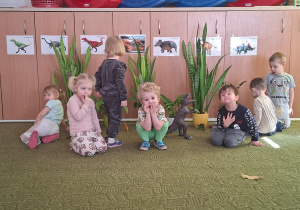 Dzieci bawią się w parku jurajskim