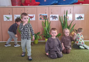 Dzieci bawią się w parku jurajskim