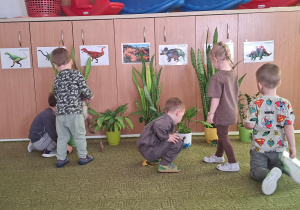 Dzieci bawią się w parku jurajskim