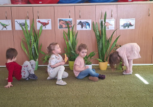 Dzieci bawią się w parku jurajskim