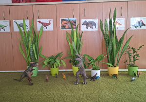 Dzieci bawią się w parku jurajskim