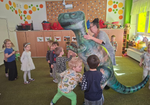 Dzieci witają się z dinozaurem