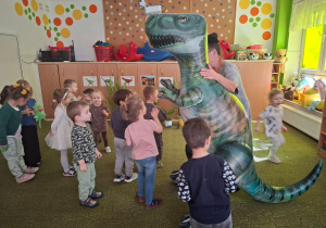 Dzieci witają się z dinozaurem