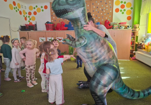 Dzieci witają się z dinozaurem