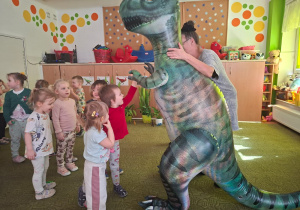 Dzieci witają się z dinozaurem