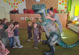 Dzieci witają się z dinozaurem