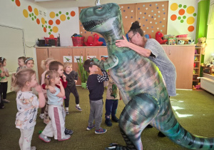 Dzieci witają się z dinozaurem