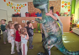 Dzieci witają się z dinozaurem