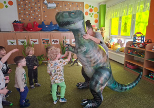 Dzieci witają się z dinozaurem