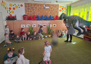 Dzieci patrzą, jak dinozaur wchodzi do klasy