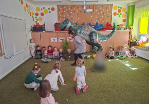 Dzieci patrzą, jak dinozaur wchodzi do klasy