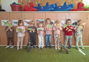 Dzieci pozują do zdjęcia z dinozaurami