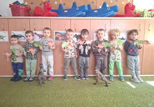 Dzieci pozują do zdjęcia z dinozaurami